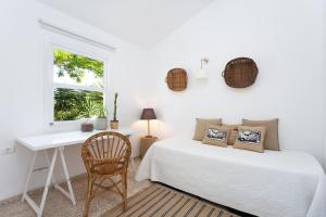 um quarto com uma cama, uma secretária e uma janela em Casita 1, Caserio de Guaza em Palm-mar