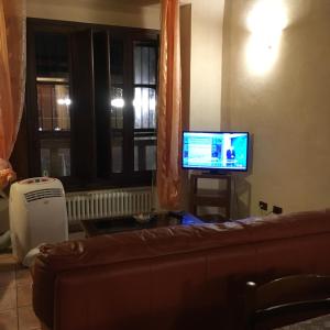 a living room with a couch and a television at Residence LA FORTUNA in Fano