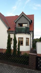 a house with a balcony on top of it at Ferienwohnung im Rhein-Main Gebiet nahe Frankfurt, Rödermark in Rödermark