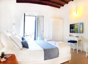 Postel nebo postele na pokoji v ubytování Loukia Studios & Suites
