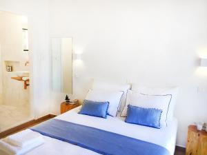 Postel nebo postele na pokoji v ubytování Loukia Studios & Suites