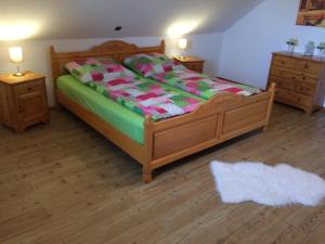 ケーヴェラアーにあるFerienwohnung Niederrhein-Oaseのベッドルーム1室(木製ベッド1台、ナイトスタンド2台付)