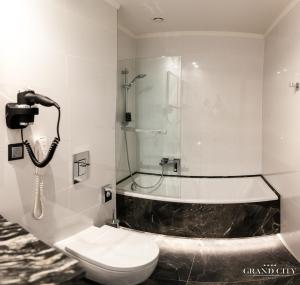 Koupelna v ubytování Hotel Grand City Wrocław