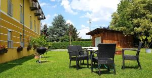 eine Gruppe Stühle und ein Tisch mit Grill in einem Hof in der Unterkunft Frühstückspension Winter in Gössendorf
