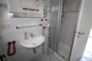 Un baño con lavabo y ducha en Ferienwohnung Wolff, Kelkheim, en Kelkheim 39 fotos más