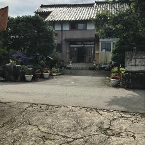 une maison avec des pots de fleurs devant elle dans l'établissement Kizuna no Ie, à Uozu