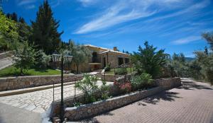 a house with a street light in front of it at Asplathia Villas in Spanokhórion