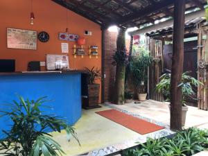 vistas a la parte delantera de un restaurante con plantas en Biergarten Suites en Ilha Grande