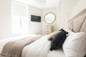 a bedroom with a bed and a mirror at The Mayfair Parade - Trendy 1BDR in London