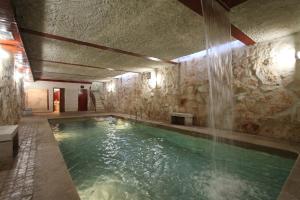 Bazén v ubytování Apartamentos Villablino Arturo Soria nebo v jeho okolí