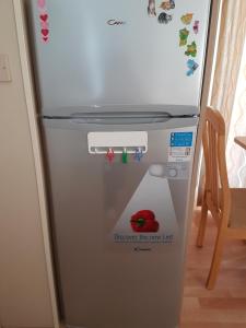 レ・マトゥにあるMobil Home 3 CH - 2 SDB - Tout Confortの冷蔵庫(磁石付)が備わるキッチンです。