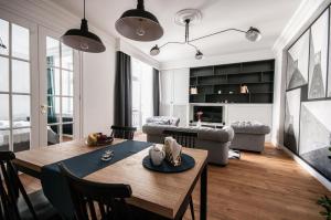 salon ze stołem i kanapą w obiekcie oompH Koszyki Luxurious Apartments w Warszawie