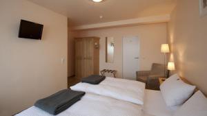 Кровать или кровати в номере Hotel-Pension Hommen