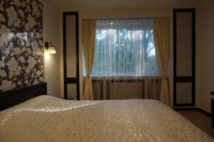 um quarto com uma cama e uma janela em apartment 22 em Riga