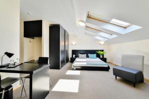 1 dormitorio con 1 cama y escritorio en una habitación en Hotel Vantis Riverside, en Riga