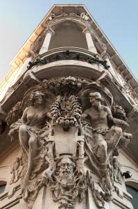 Hotel Grand'Italia في بادوفا: مبنى عليه تماثيل