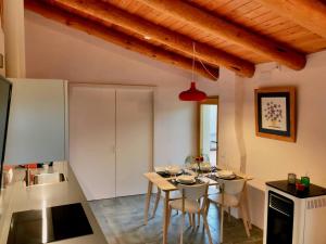 eine Küche mit einem Tisch und Stühlen im Zimmer in der Unterkunft Caseta de Magí in Ager