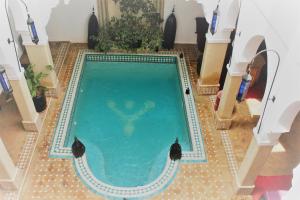 una vista aérea de una piscina en una casa en Les Jardins Mandaline, en Marrakech
