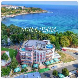 una vista aérea de un hotel frente al océano en Family Hotel Diana, en Tsarevo