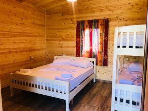 a bedroom with two bunk beds in a cabin at Kompleksi Turistik EDIR in Orikum