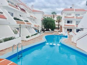 an image of a swimming pool in a apartment complex at Penthouse las Flores in Playa de las Americas