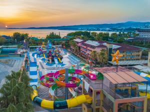- une vue aérienne sur un parc aquatique avec toboggan dans l'établissement Lonicera Resort & Spa Hotel - Ultra All Inclusive, à Avsallar