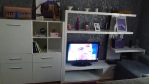 A television and/or entertainment centre at Península de la paz