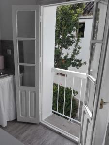 una puerta abierta con vistas a una ventana en Casa Patio Paraíso, en Vejer de la Frontera