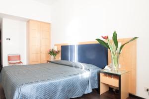 A bed or beds in a room at Hotel Grand'Italia