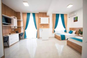Schlafzimmer mit einem Bett, einem Schreibtisch, einem Bett und einem Schreibtisch in der Unterkunft Greenland Premium Residance in Lefkosa Turk