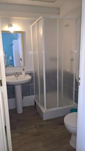 y baño con ducha, lavabo y aseo. en Casa Dom Manoel en Portalegre