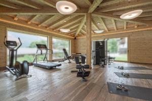 un gimnasio con varios equipos de ejercicio en una habitación en Sonnenhof Genusshotel & Appartements en Pertisau