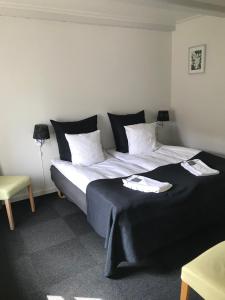 ein Schlafzimmer mit einem großen Bett in einem Zimmer in der Unterkunft Hotel Rødding in Rødding