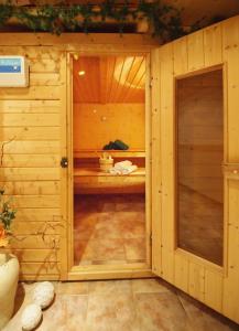 eine hölzerne Sauna mit einer Tür in der Mitte in der Unterkunft Landhaus Dorfer in Großarl