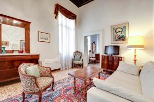 - un salon avec un canapé et une table dans l'établissement Testa, à Venise