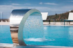 Mirto的住宿－Borgo d'Orlando - Country Boutique Hotel，游泳池中的喷泉