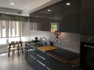 Una cocina o cocineta en 120 Central Apartment
