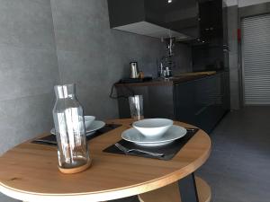 カルダス・ダ・ライーニャにある120 Central Apartmentの木製テーブル(器、花瓶付)