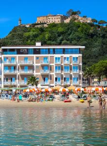 ein Hotel am Strand mit Leuten am Strand in der Unterkunft Hotel Ideal in Cupra Marittima