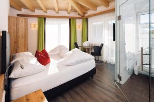 Łóżko lub łóżka w pokoju w obiekcie Hotel Sonnleiten