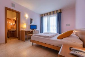 Säng eller sängar i ett rum på Hotel Garnì Orchidea