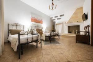 A bed or beds in a room at B&B Li Tarici