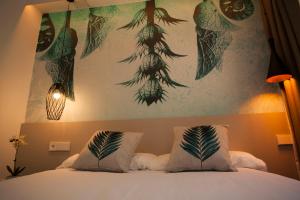 um quarto com uma cama com duas almofadas em Hotel Torá em Paguera