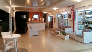 Gallery image of Apartamentos Vista al Puerto in San Antonio Bay +24 photos