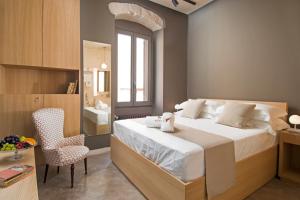 - une chambre avec un grand lit et une salle de bains dans l'établissement Sei Stelle Mama, à Polignano a Mare