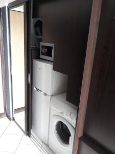a washer and dryer with a microwave on top of it at Видовая двухуровневая квартира метро Академика Павлова в современном стиле, 2мин рынок Барабашова in Kharkiv