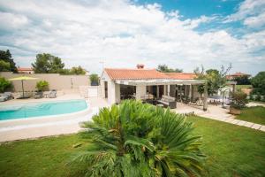 Fotografie z fotogalerie ubytování Beautiful Villa Julia, south Istria, garden, pool v destinaci Ližnjan