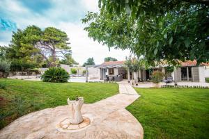Fotografie z fotogalerie ubytování Beautiful Villa Julia, south Istria, garden, pool v destinaci Ližnjan