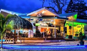 a restaurant with people sitting outside of it at night at Atardecer porteño in Puntarenas