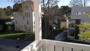 una vista desde el balcón de una casa en Villa Germania Südbalkon, en Ahlbeck